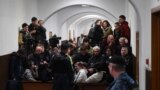 Журналисты в Басманном суде в Москве ждут, когда в зал суда привезут обвиняемых в совершении теракта в «Крокус Сити Холле», март 2024
