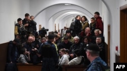 Журналисты в Басманном суде в Москве ждут, когда в зал суда привезут обвиняемых в совершении теракта в «Крокус Сити Холле», март 2024