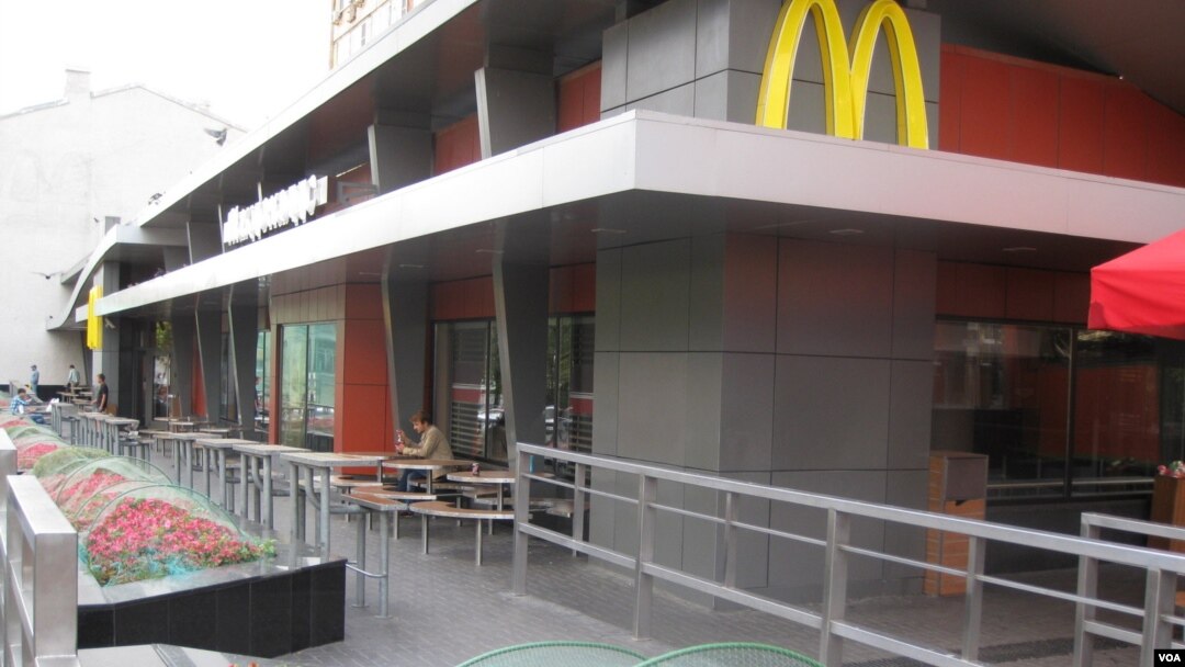 Waralaba cepat saji McDonald's menutup semua restorannya di Inggris dan Irlandia mulai Senin 23/3 (foto: dok). 