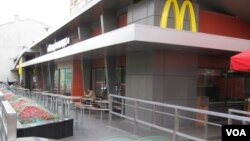 Waralaba cepat saji McDonald's menutup semua restorannya di Inggris dan Irlandia mulai Senin 23/3 (foto: dok). 