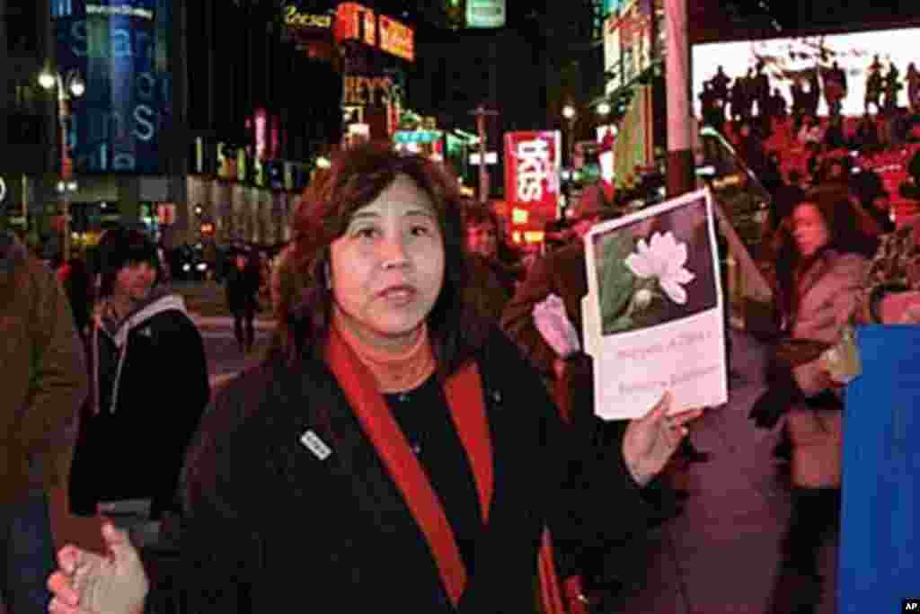 吕京花向路人解释为什么他们生援中国的茉莉花革命