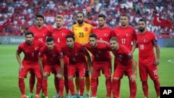 Les joueurs de l'équipe nationale de la Turquie posent pour les photographes avant leur match de qualification pour l’Euro 2016 contre les Pays-Bas au stade Buyuksehir Torku Arena à Konya, Turquie, 6 septembre 2015. 