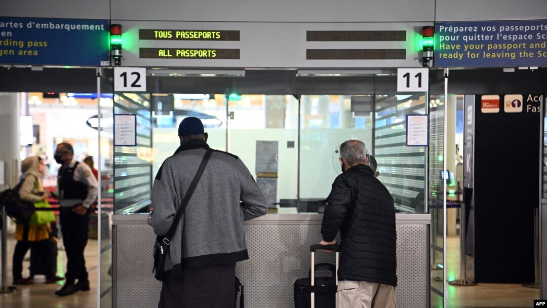 ARHIVA - Putnici pokazuju dokumenta na pasoškoj kontroli na međunarodnom aerodromu Šarl Degol u Parizu, 1. februara 2021. 