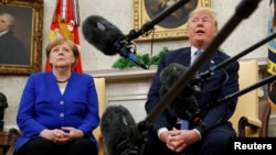 Le président américain Donald Trump rencontre la chancelière allemande Angela Merkel dans le bureau ovale à Washington, le 27 avril 2018.