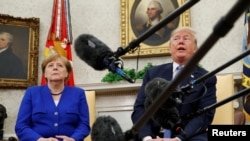 Presiden Amerika Serikat Donald Trump bersama Kanselir Angela Merkel di Gedung Putih, Washington, 27 April 2018.