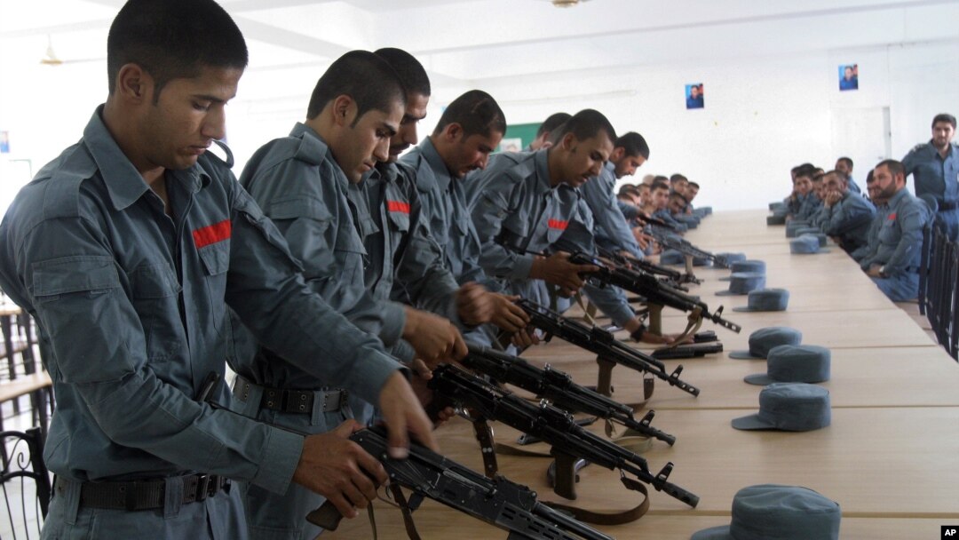 Pasukan keamanan Afghanistan berlatih menggunakan senjata di Lashkargah, provinsi Helmand (foto: dok).