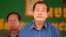 រូបឯកសារ៖ នាយក​រដ្ឋមន្ត្រី​ខ្មែរ​លោក ហ៊ុន សែន (ស្តាំ) ត្រៀម​នឹង​ឡើង​ថ្លែង​សុន្ទរកថា ក្នុង​អំឡុង​ពេល​ទស្សនកិច្ច​រោងចក្រ​កាត់ដេរ​មួយ​កន្លែង​នៅ​ជាយ​រាជធានី​ភ្នំពេញ នៅ​ថ្ងៃទី ៣០ ខែសីហា ឆ្នាំ ២០១៧។
