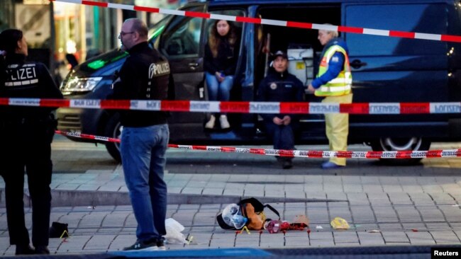 Pertenencias tiradas en el suelo en el lugar donde un automóvil atropelló a una multitud, en Mannheim, Alemania, el 3 de marzo de 2025.