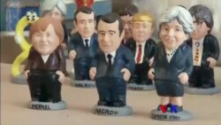 ဗြိတိန်ဝန်ကြီးချုပ်မေရဲ့ ရယ်စရာရုပ်လေး၊ တိုက်မြင့်ကနေကြိုးနဲ့ဆင်းတဲ့စင်တာဘိုးဘိုး