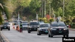 عبور خودروهای دیپلماتیک از خیابان‌های اسلام‌آباد در آستانه گفت‌وگوی وزیران خارجه عربستان، ترکیه، مصر و پاکستان