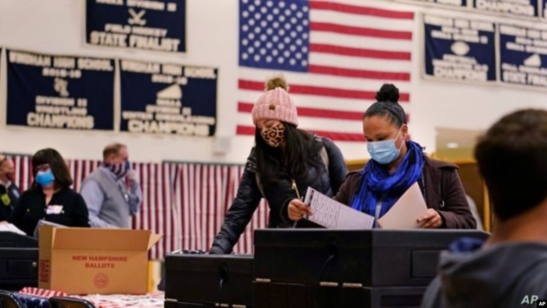 Varias mujeres votan en una centro en Windham, New Hampshire este 3 de noviembre de 2020.