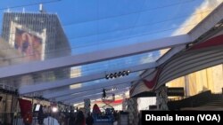 Suasana di daerah karpet merah menuju Dolby Theatre menjelang Oscars 2019 (dok: VOA)