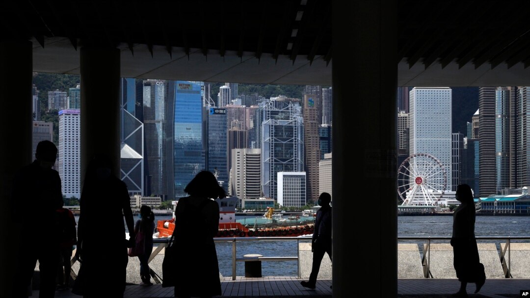 圖為香港維多利亞港的行人。（2020年6月10日）