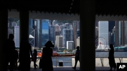 图为香港维多利亚港海滨。中国最高立法机构审议了一项针对香港的国家安全法草案，该草案被强烈批评为破坏香港的一国两制。(2020年6月20日)