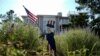 Sebuah boneka patriot dengan bendera AS dipasang setelah Presiden Joe Biden mengumumkan pengunduran dirinya dari pencalonan kembali dalam pilpres 2024, di Rehoboth Beach, Delaware, Minggu, 21 Juli 2024. (Foto: Ken Cedeno/Reuters)