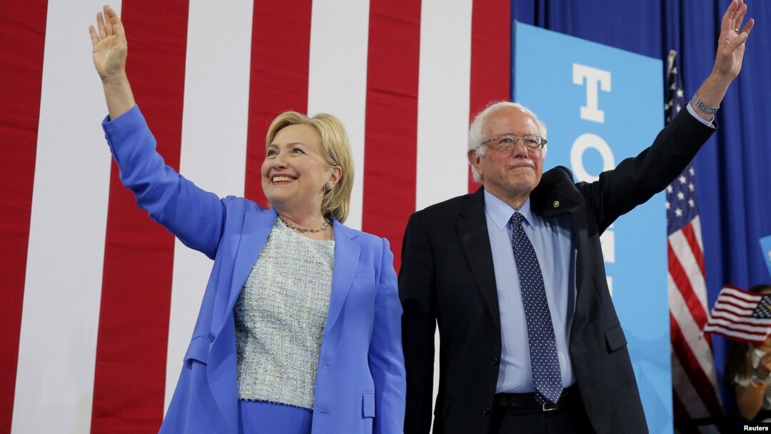 Senator Berni Sanders (o'ngda) prezidentlik uchun nomzod Hillari Klinton bilan, Nyu-Gempshir, 12-iyul, 2016-yil.