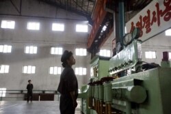 지난 2012년 8월 함흥 비료 공장의 북한 근로자.