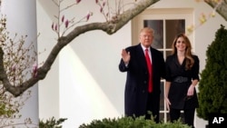 El presidente Donald Trump saluda mientras camina con la saliente directora de comunicaciones de la Casa Blanca, Hope Hicks el 29 de marzo de 2018. Hicks ha sido llamada a testificar ante la Comisión Judicial de la Cámara de Representantes.