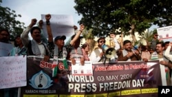 Sejumlah jurnalis Pakistan turun ke jalan dalam aksi memperingati Hari Kebebasan Pers Dunia di mana mereka mengecam pembunuhan terhadap jurnalis di negara tersebut. Aksi digelar di Lahore, Pakistan pada 3 Mei 2023. (Foto: AP/K.M. Chaudary)