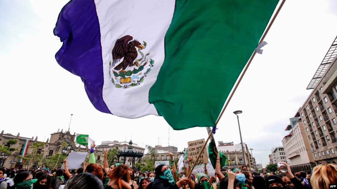 Partidarias de la legalización del aborto participan en una manifestación en el marco del Día Internacional del Aborto Seguro en Guadalajara, México, el 28 de septiembre de 2020.