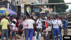 Streets of Harare are flooded with people ignoring social distance on the first day Zimbabwe government relaxed a lockdown to contain coronavirus, March 2, 2021. (Columbus Mavhunga/VOA)