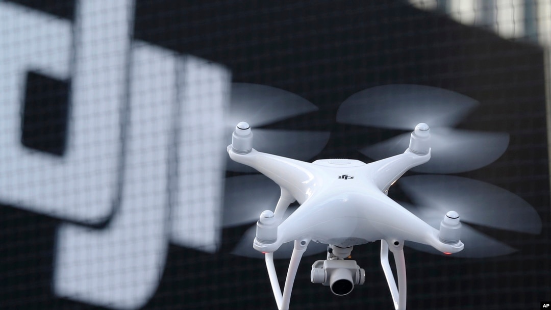 2016 年 3 月 3 日，中國無人機製造商 DJI 開發的 精靈4（Phantom 4） 在東京進行示範飛行。