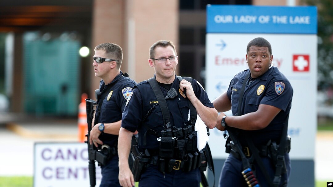 Polisi menjaga pintu masuk IGD Rumah Sakit Our Lady Of The Lake, tempat para korban terluka dirawat, di Baton Rouge, Louisiana (17/7). (AP/Gerald Herbert)