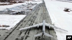 俄罗斯轰炸机在跑道上滑行。