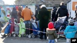 Migrants devant une banque alimentaire à Essen, en Allemagne de l'Ouest, le 23 février 2018.