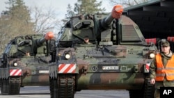 Tentara Jerman dan tank howitzer di pangkalan militer Bundeswehr di Munster, Jerman utara, Senin, 14 Februari 2022. (Foto: AP)