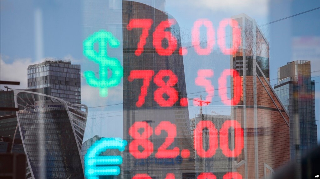 资料照片：莫斯科一家交易办公室显示的俄罗斯卢布与美元的兑换率(2020年4月21日）(photo:VOA)