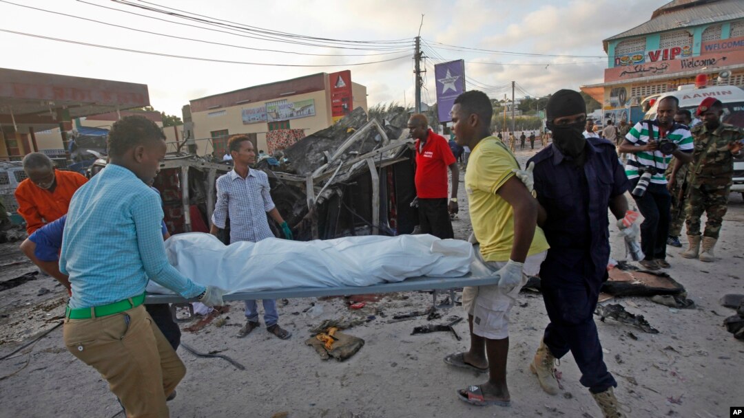 Abanyesomaliya bateruye ikiziga c'umunyagihugu yishwe mu gitero i Mogadishu, Somalia, itariki 28/09/2017. 