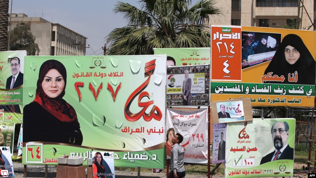 Poster-poster kampanye pemilu di alun-alun Kahramana di Baghdad, Irak (13/4). (AFP/Ahmad Al-Rubaye)