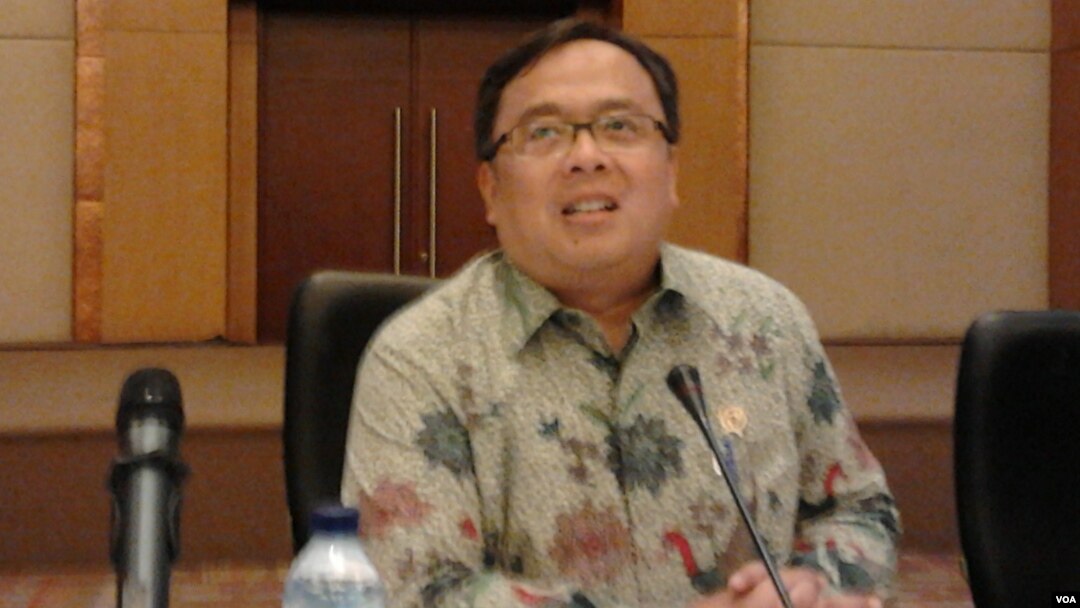 Menteri Keuangan Bambang Brodjonegoro mengatakan, menjaga stabilitas sangat penting sehingga ekonomi Indonesia tidak mudah terpuruk, seperti dialami Yunani, dalam penjelasan kepada media di Jakarta, Kamis 2/7 (VOA/Iris Gera).