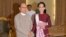Lãnh tụ đối lập Myanmar Aung San Suu Kyi gặp Tổng thống Myanmar Thein Sein tại Dinh tổng thống ở Naypyitaw, Myanmar, ngày 2/12/2015.