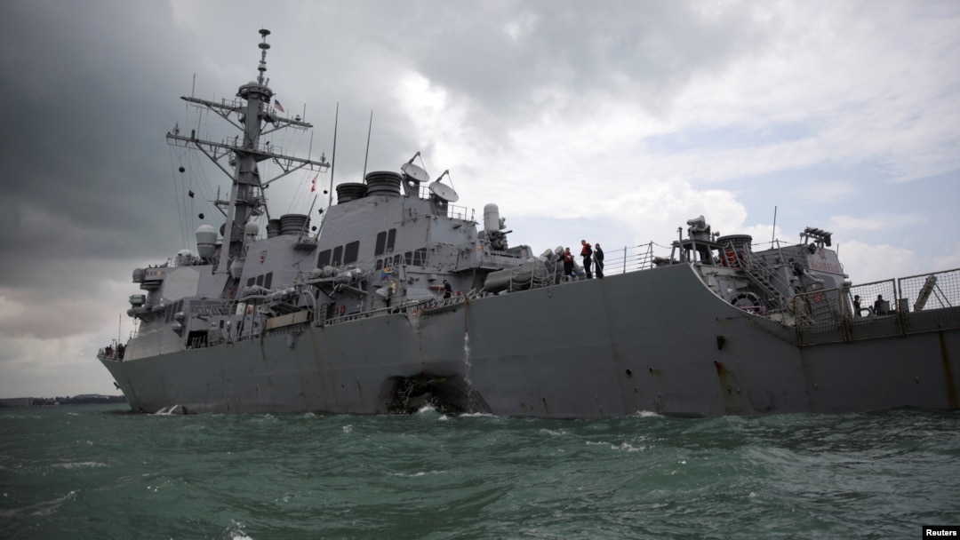 Kapal AS USS John S. McCain pasca tabrakan di sebelah timur Singapura, Senin (21/8). 