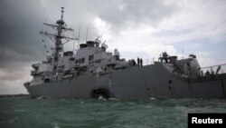 Kapal AS USS John S. McCain pasca tabrakan di sebelah timur Singapura, Senin (21/8). 