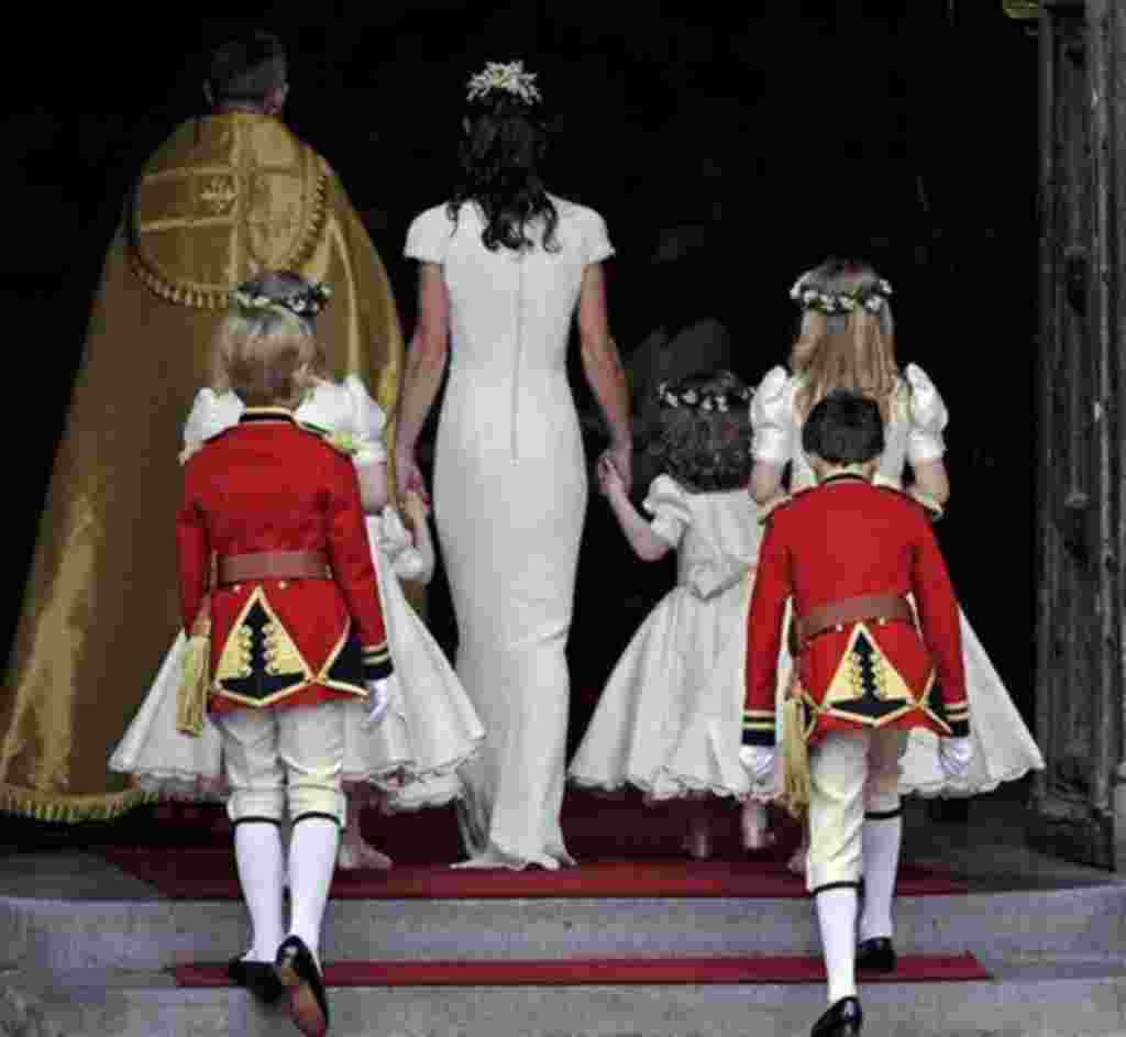 La dama de honor Pippa Middleton llega junto a los pajes y los portadores del anillo a la Abadía de Westminster en la Boda Real del príncipe Guillermo de Gran Bretaña y Kate Middleton.
