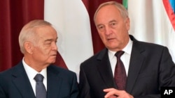 O’zbekiston rahbari Islom Karimov Latviyada prezident Andris Berzinsh bilan uchrashib, qo'shma bayonot qatorida iqtisodiy hamkorlikni rivojlantirishga qaratilgan bir necha hujjat imzolagan.