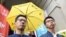 前学生领袖黄之锋(右)和罗冠聪进入终审法院前 (美国之音汤惠芸拍摄)