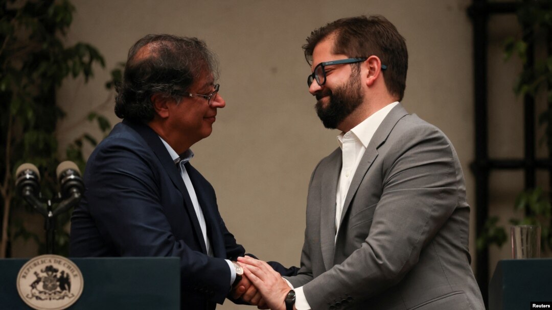 El presidente de Chile, Gabriel Boric, y el presidente de Colombia, Gustavo Petro, se reúnen en el palacio de gobierno de La Moneda, en Santiago de Chile, el 9 de enero de 2023.