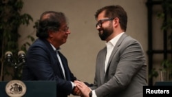 El presidente de Chile, Gabriel Boric, y el presidente de Colombia, Gustavo Petro, se reúnen en el palacio de gobierno de La Moneda, en Santiago de Chile, el 9 de enero de 2023.