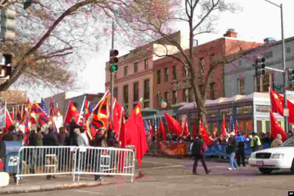 在胡锦涛下榻的酒店外和以往一样聚集了大批华人欢迎队伍。