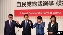 日本自民党总裁选举四位候选人在东京举行的记者会上。从左至右：现任行政改革担当大臣河野太郎、前外务大臣岸田文雄、前总务大臣高市早苗、代理干事长野田圣子（2021年9月17日）