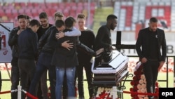 Les joueurs du Dinamo Bucharest rendant hommage à Patrick Ekeng, le 13 mai 2016 à Bucharest, Roumanie.