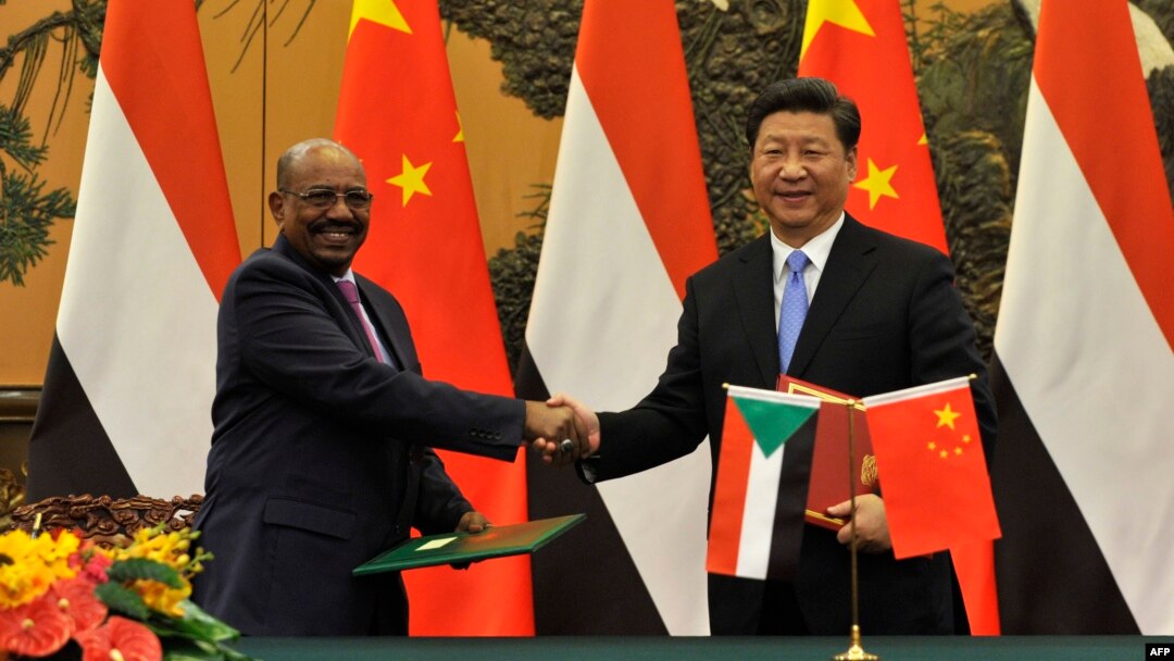 Chinese President Xi Jinping (R) shakes hands with Sudanese President Omar al-Bashir during a signing ceremony at the Great Hall of the People in Beijing, Sept. 1, 2015.