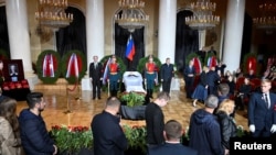 3일 러시아 수도 모스크바에서 미하일 고르바초프 전 소련 대통령의 장례식이 거행된 가운데 추모객들이 시신이 안치된 관 앞에서 기다리고 있다. 