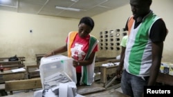 Funcionários de mesa começam a contar votos para as eleições presidenciais em Abidjan, Costa do Marfim, 31 de outubro, 2020.