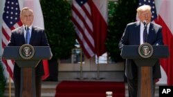 도널드 트럼프 미국 대통령(오른쪽)과 안제이 두다 폴란드 대통령이 24일 워싱턴 DC 백악관에서 기자회견을 열고 있다. 
