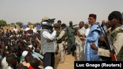 Le président Mohamed Bazoum s'adresse aux habitants du site de Boudouri pour personnes déplacées, à l'extérieur de la ville de Diffa, dans le sud-est du Niger, le 18 juin 2016. ll était alors ministreb de l'Intérieur. (Photo Reuters/Luc Gnago)